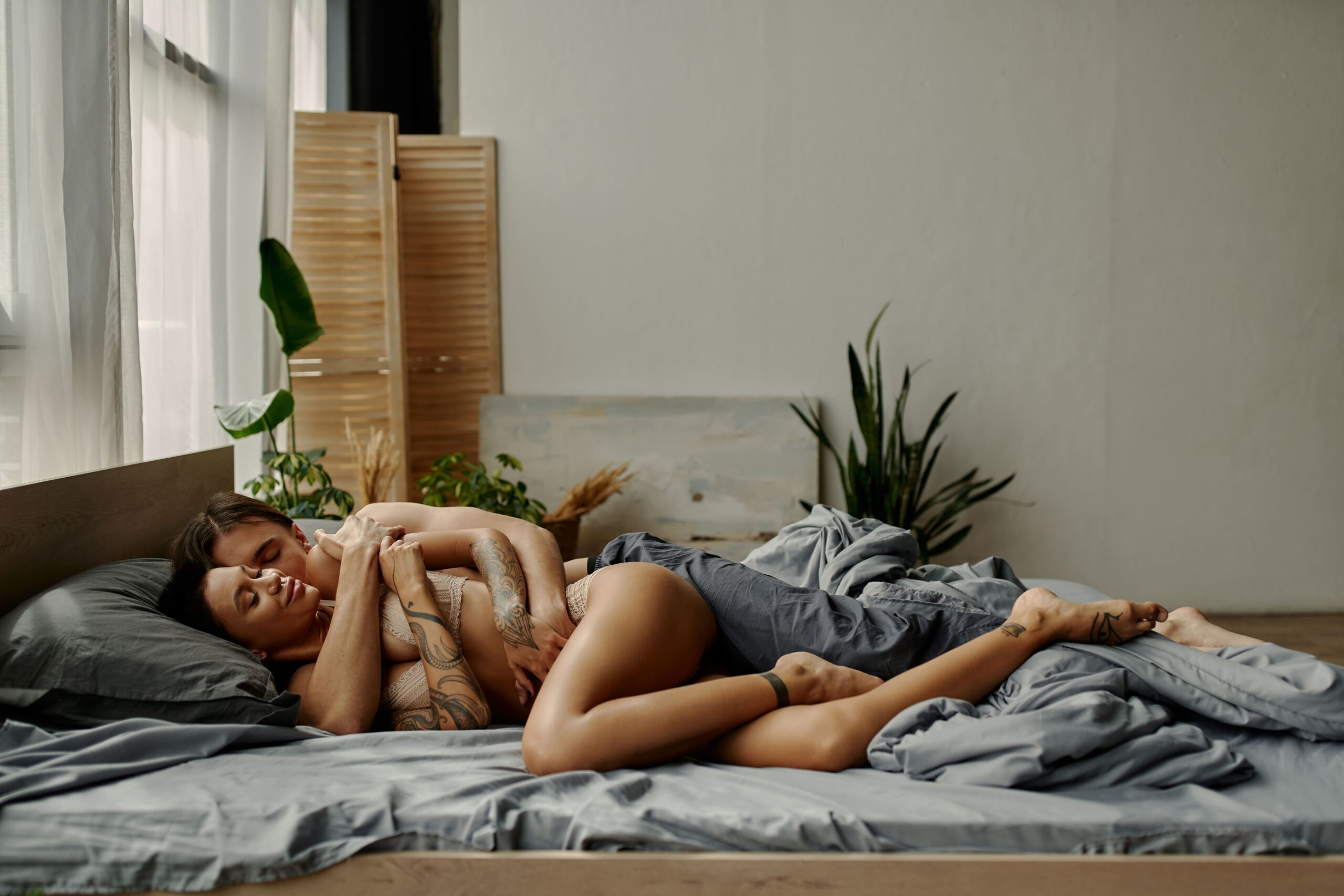 disfunciones sexuales pareja abrazada en la cama